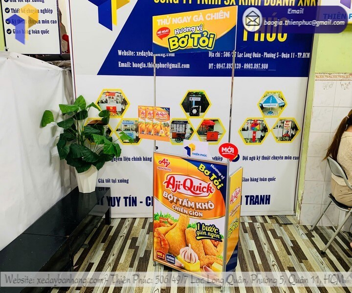 Quầy booth sampling gấp gọn có bảng tiêu đề in logo thương hiệu nổi bật