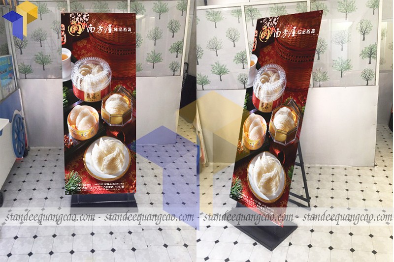 chân standee chịu gió ngoài trời