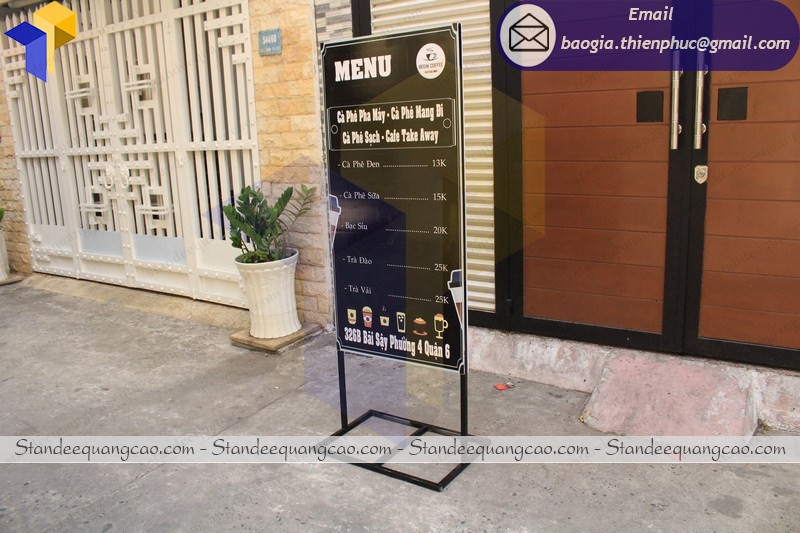 standee khung sắt ốp fomat