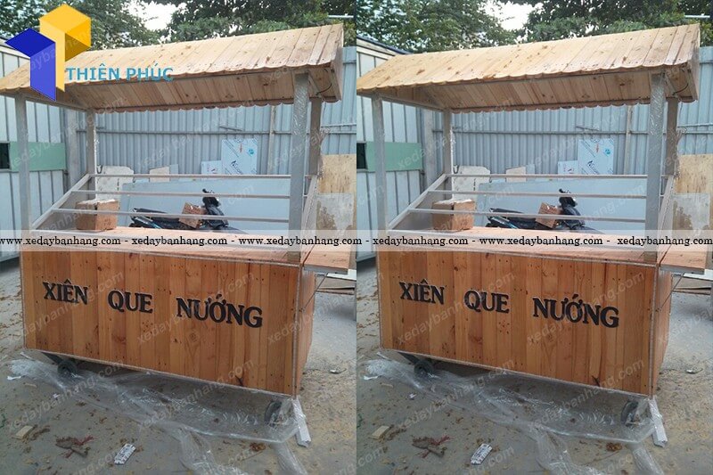 xe gỗ bán xiên que món nướng